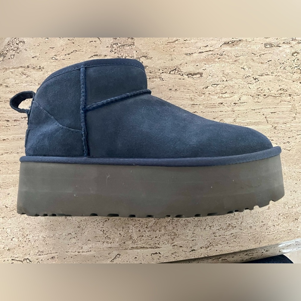 UGG Women’s Classic Platform Ultra Mini ankle boot bootie size 7 navy blue